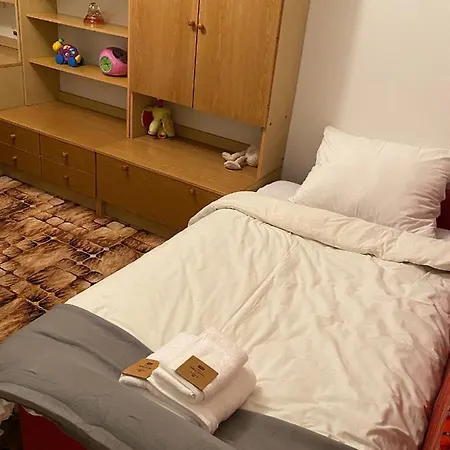 Bella Casa Economy - Skibowa, Close To Bielany Daire