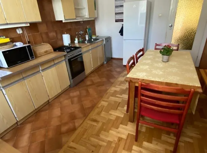 Bella Casa Economy - Skibowa, Close To Bielany Daire